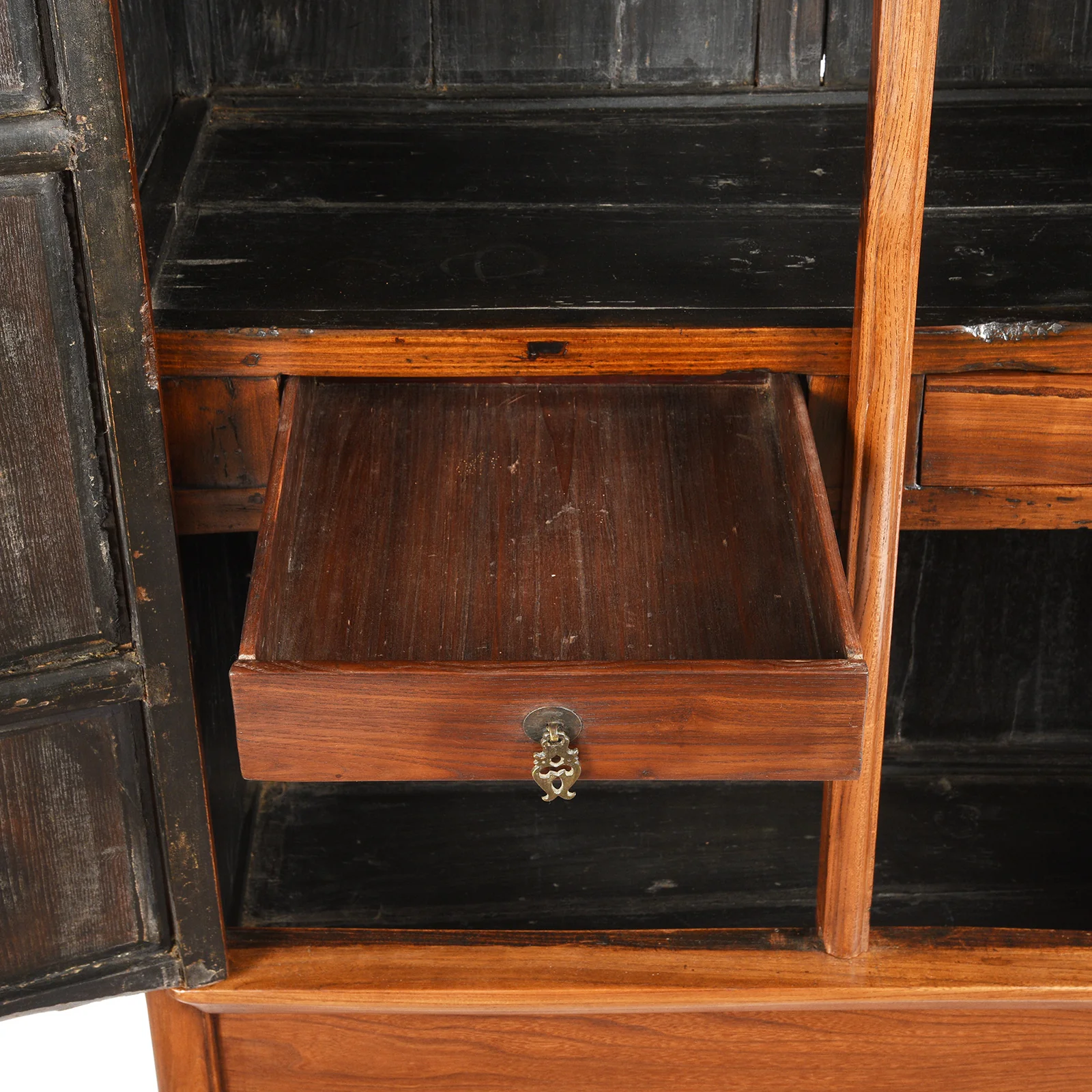 Chinese Red Elm Taper Cabinet - Qing Dynasty - Image 4