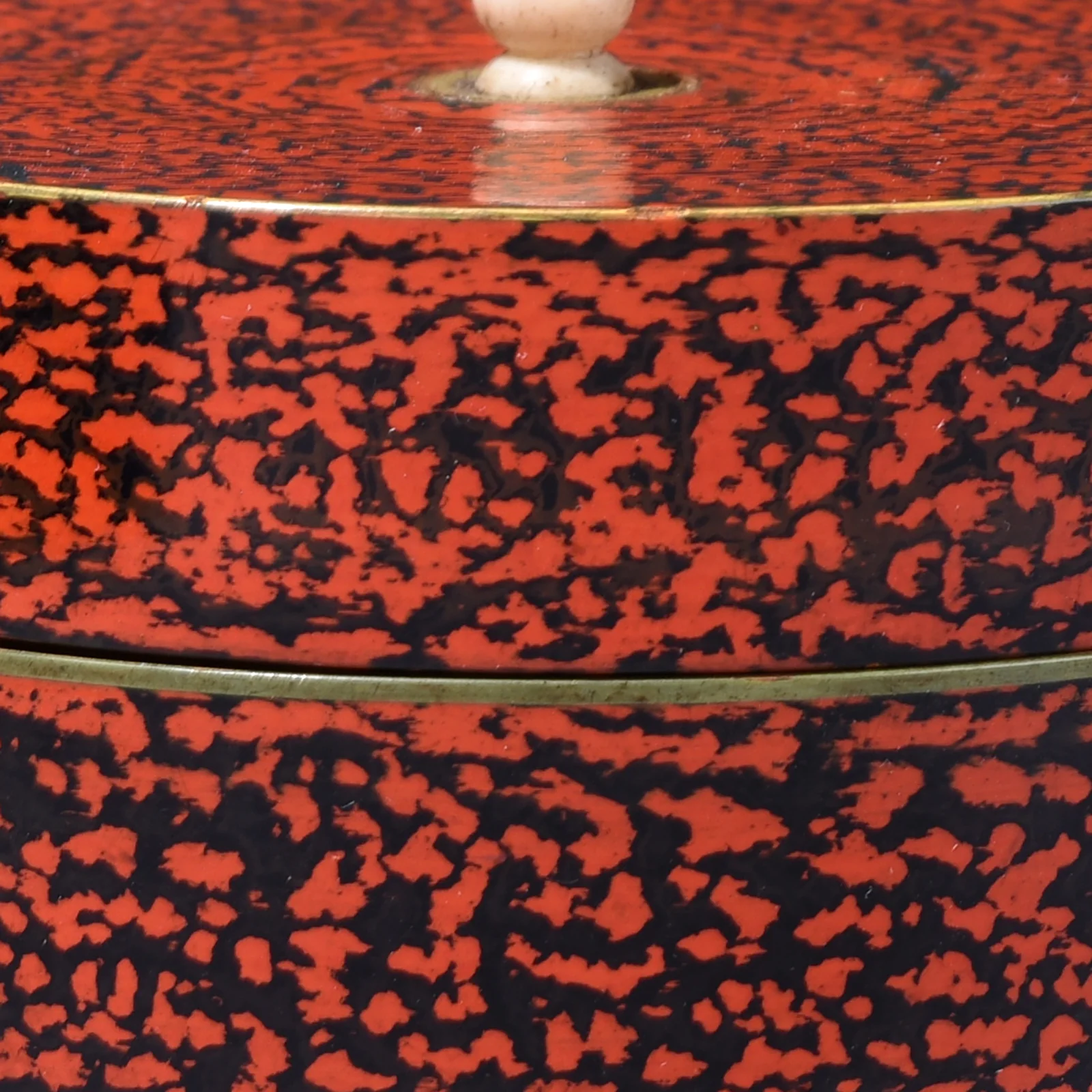 Scratchwork Lacquer Pot From Rajasthan - Early 20th Century - Image 5
