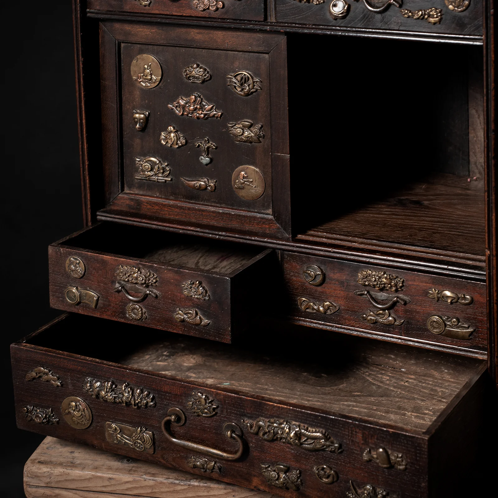 Japanese Menuki Decorated Cha Dansu - Meiji Period - Image 4