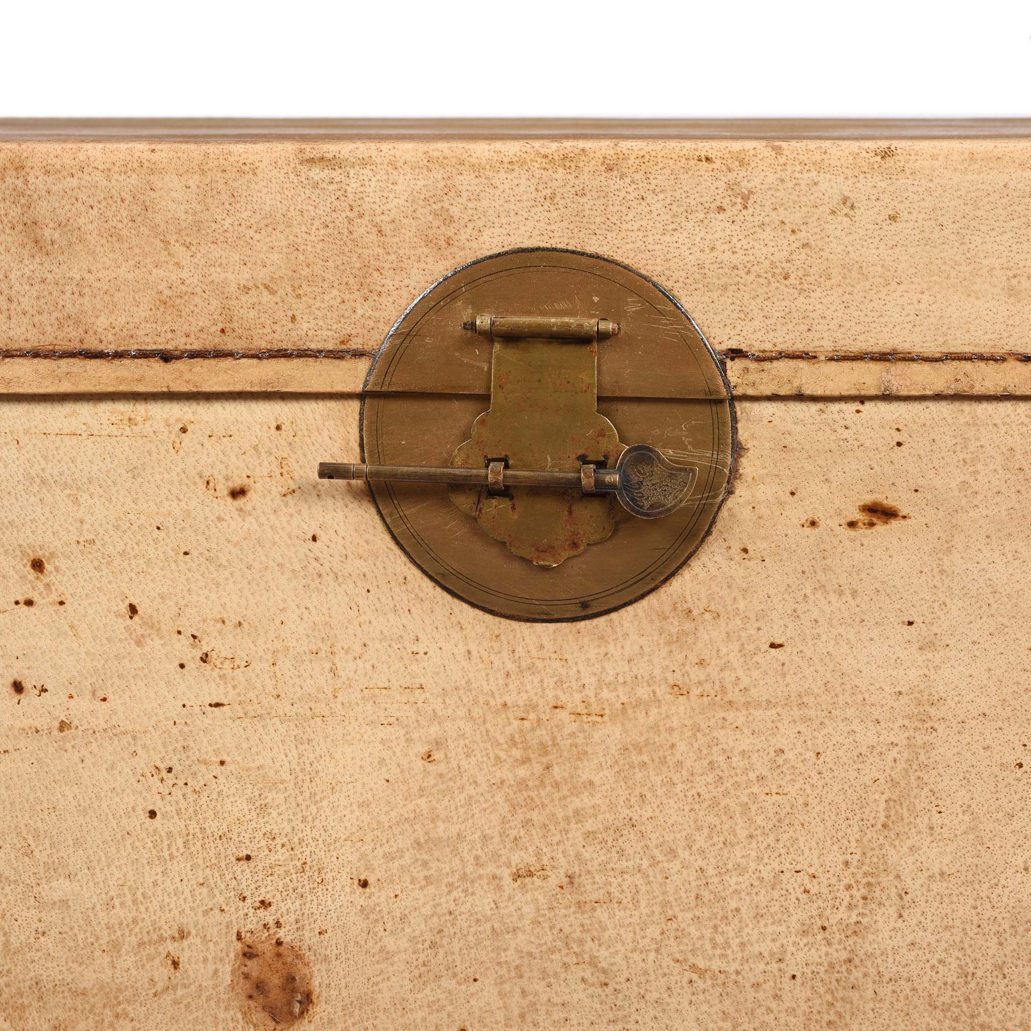 Pale Leather Trunk from Shanghai - Circa 1920 - Image 3