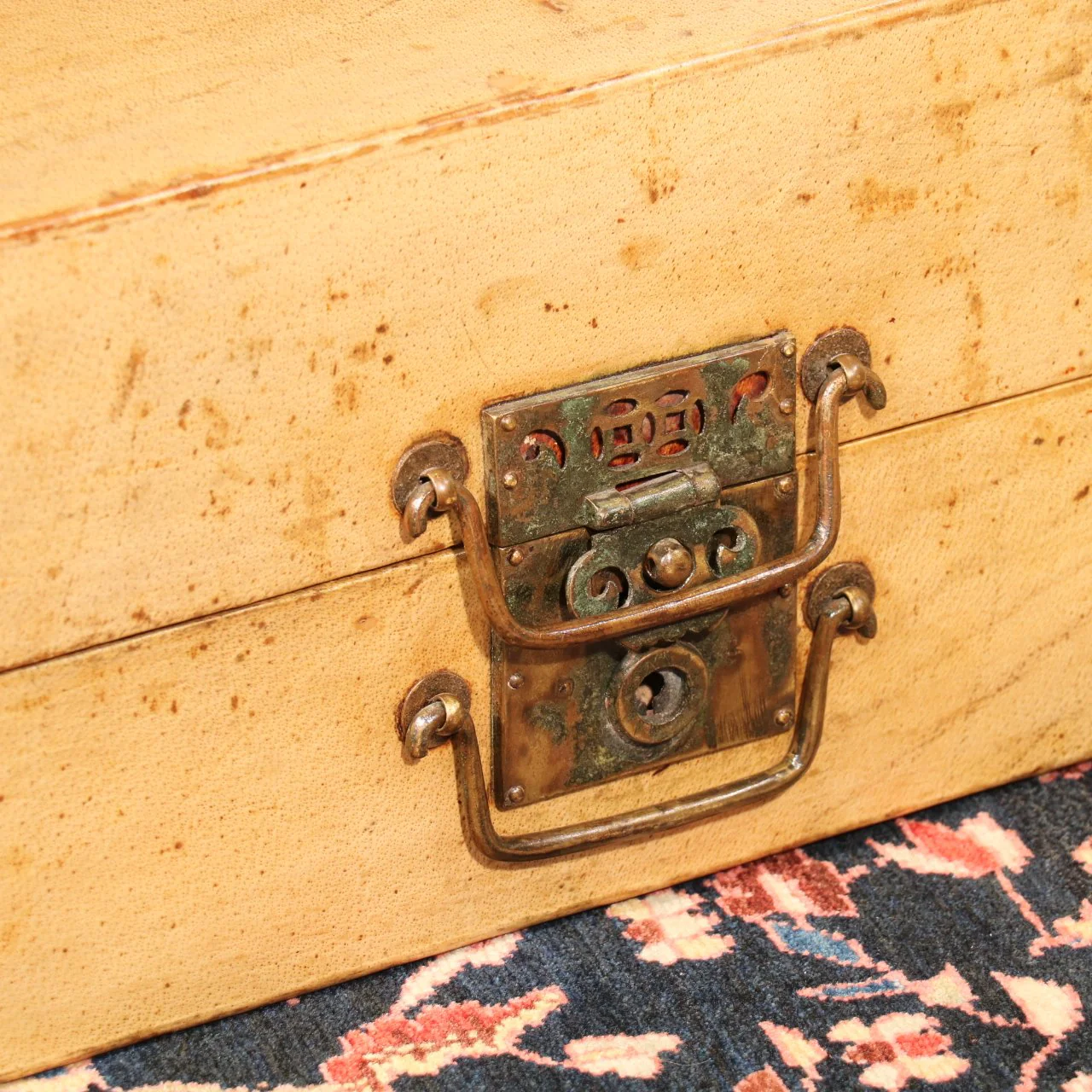 Pale Leather Trunk from Shanghai - Ca 1920 - Image 4