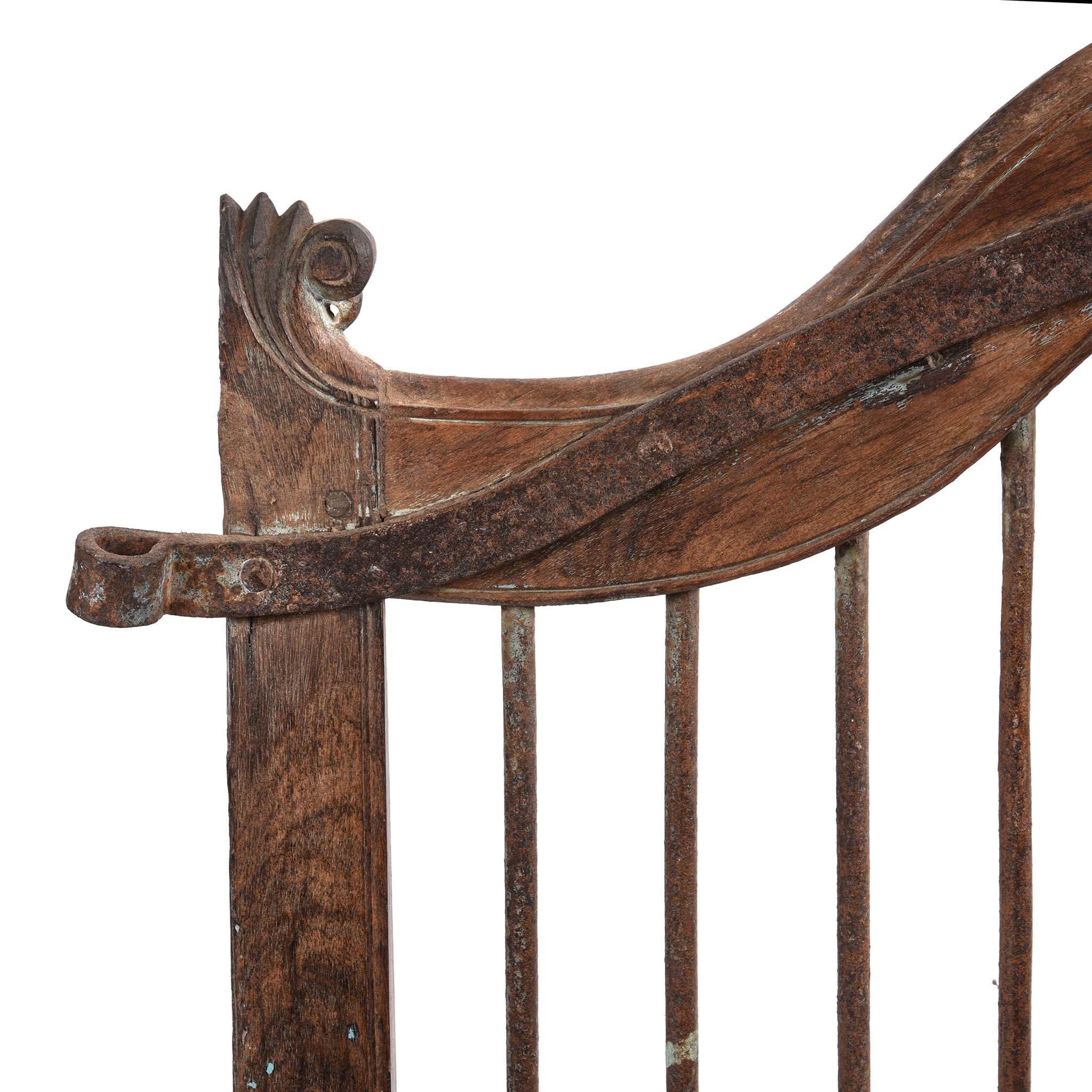 Carved Sunburst Dog Gate From Gujarat - 19thC - Image 4